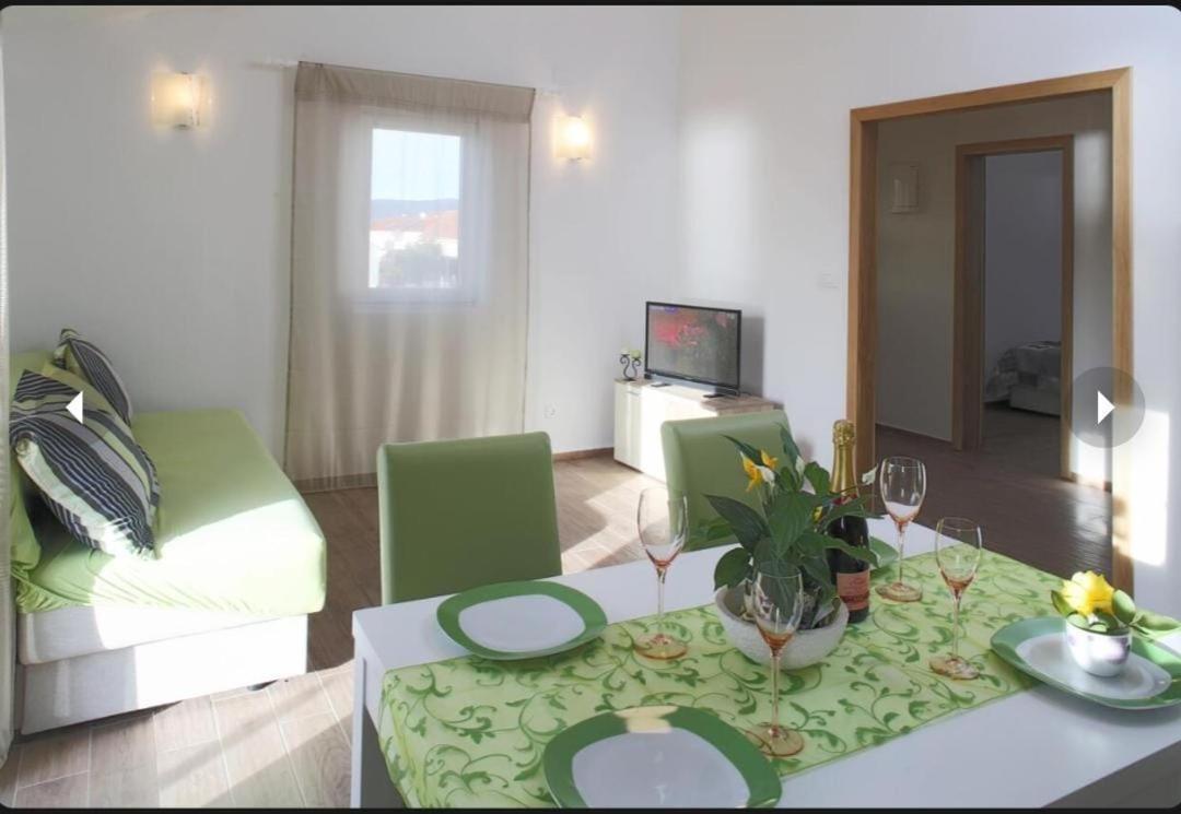 Apartman Zara Razanj Luaran gambar