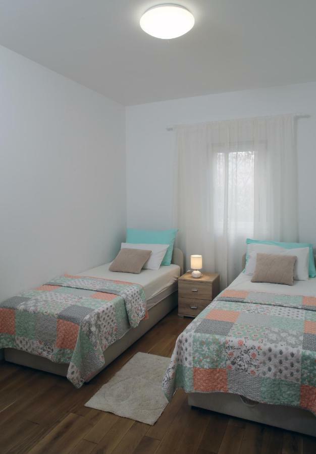 Apartman Zara Razanj Luaran gambar